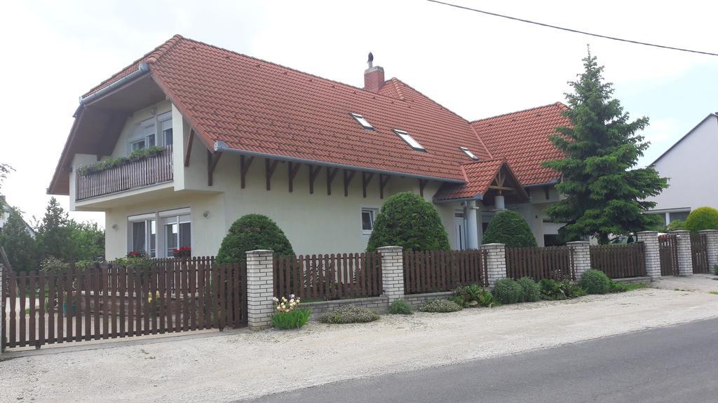 Szalóky Apartmanház Gyenesdiás Exterior foto