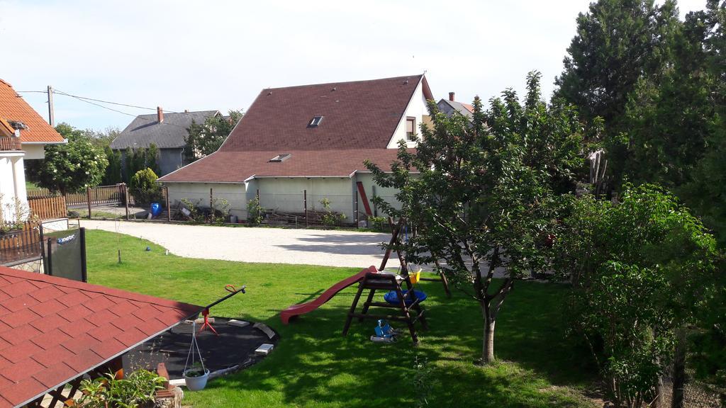Szalóky Apartmanház Gyenesdiás Exterior foto